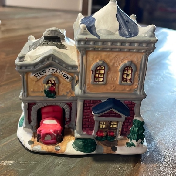 4”x4” Christmas village piece - Picture 2 of 8